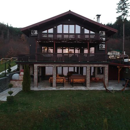 Villa Iskar Lake Residence By Bookvillabg Shtarkelovo Gnezdo Exterior photo