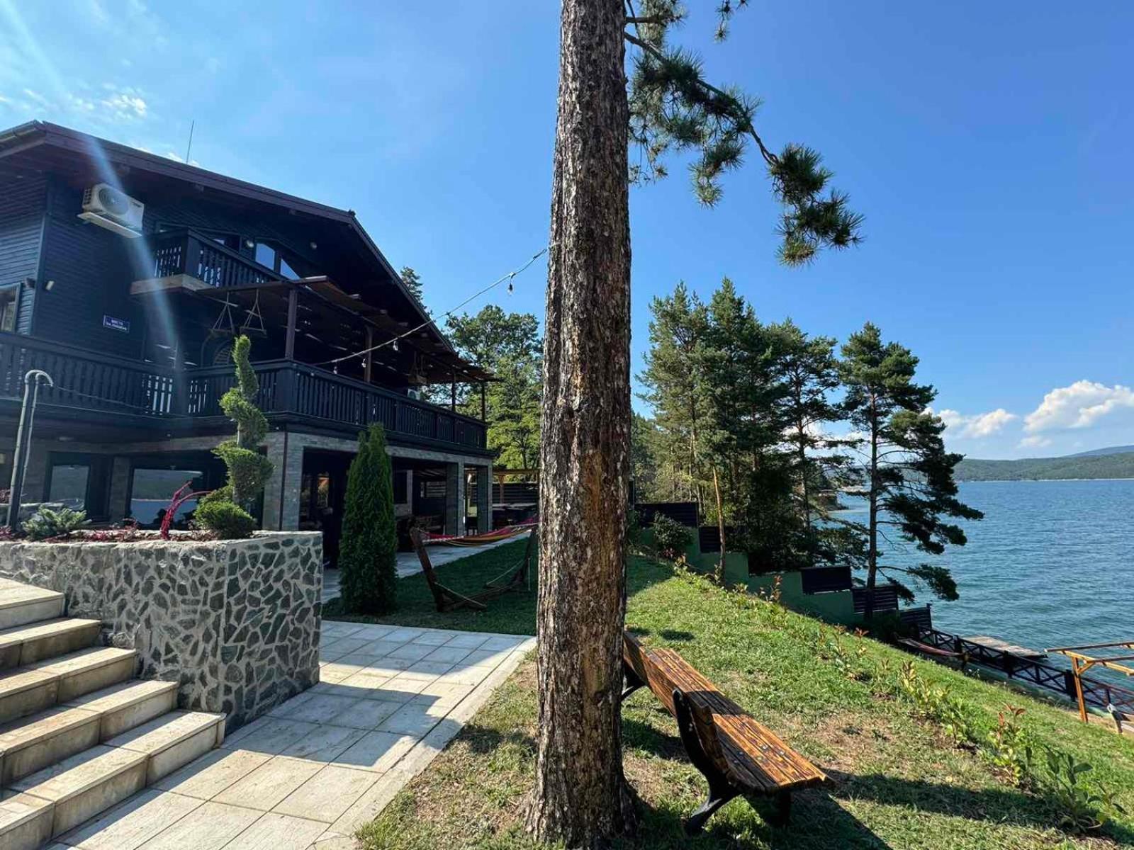 Villa Iskar Lake Residence By Bookvillabg Shtarkelovo Gnezdo Exterior photo
