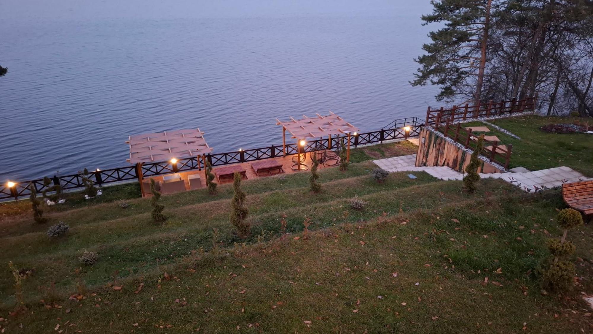Villa Iskar Lake Residence By Bookvillabg Shtarkelovo Gnezdo Exterior photo